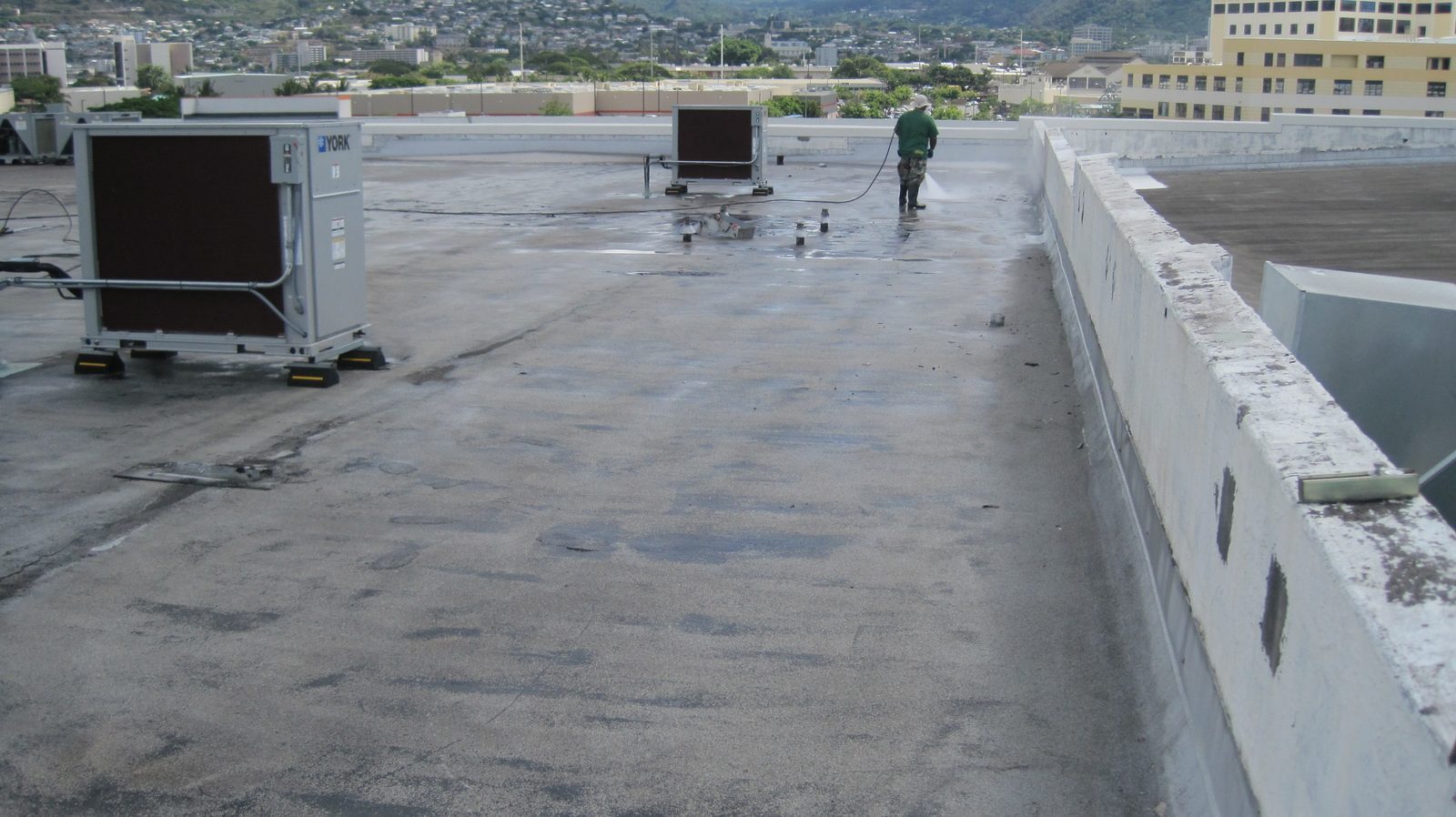 Rooftop pressure washing Honolulu commercial building